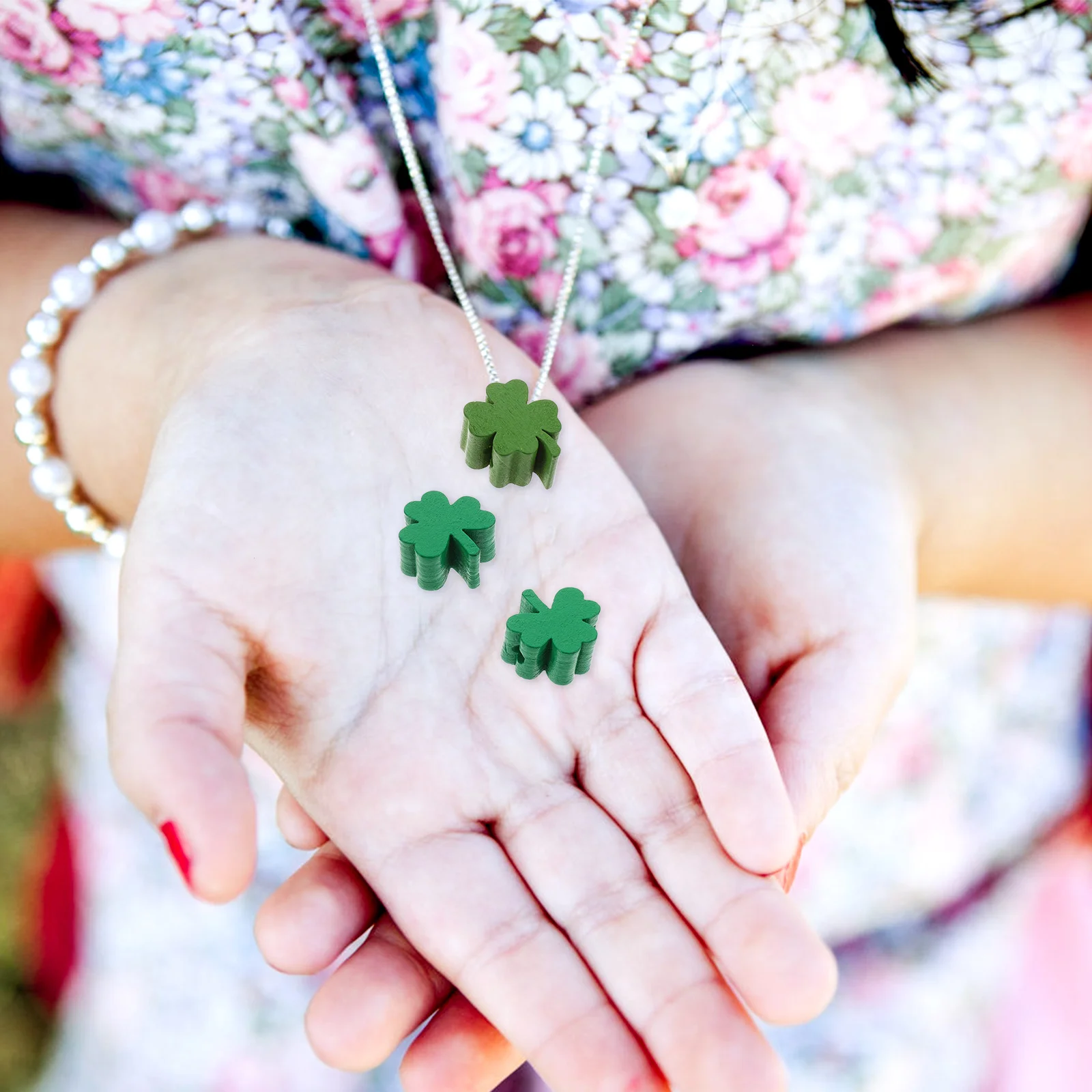 

40pcs Four Leaf Wood Beads DIY Shamrock Charms Spacer Beads Garland Material Jewelry Accessories St Patrick Day