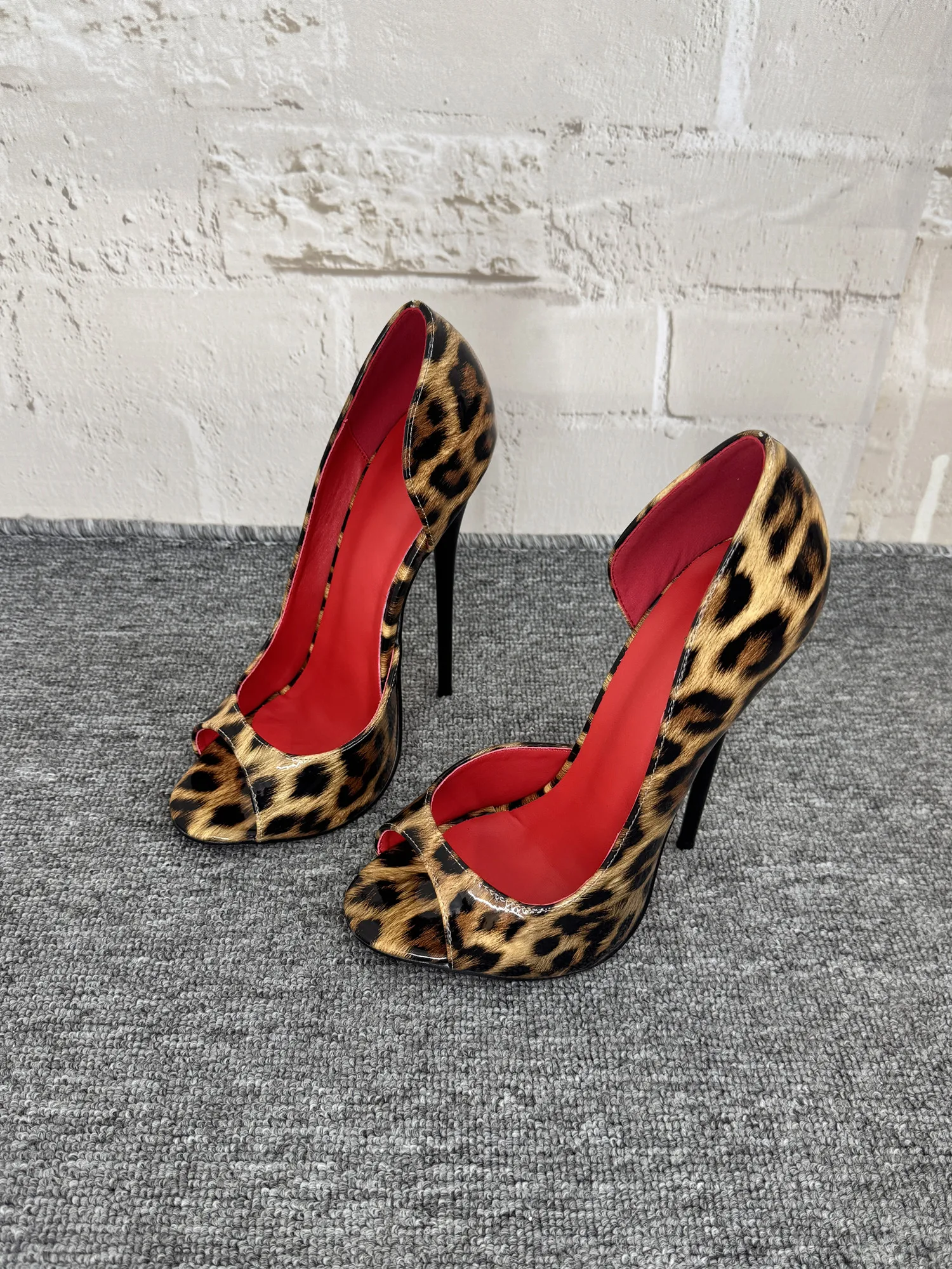 New Sexy Fish Mouth Side Clearance 12cm Super High Heel Patent Leather Open Toe Single Shoe Sandals for Women with Slim Heels