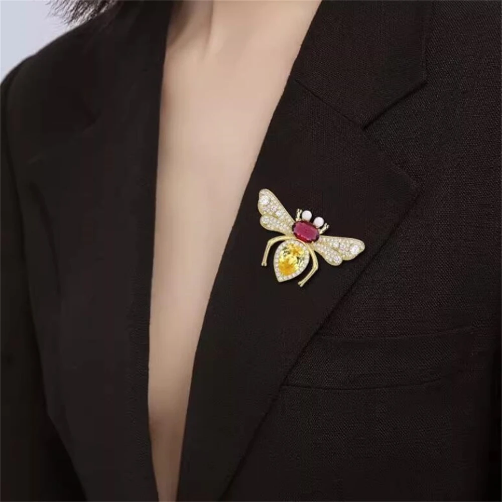 Fashion Luxury Full Rhinestone Flying Bee Brooch For Women Exquisite Crystal Insect Lapel Pins Animal Buckle Badge Party Jewelry