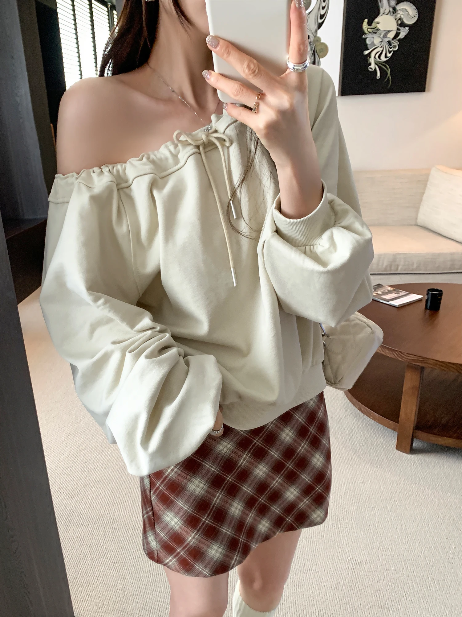 เสื้อยืดผู้หญิงคอเฉียง แขนยาว สไตล์เกาหลี ลำลอง หลวม ผูกเชือก รุ่นใหม่ ปี 2025 สำหรับฤดูใบไม้ผลิและฤดูใบไม้ร่วง