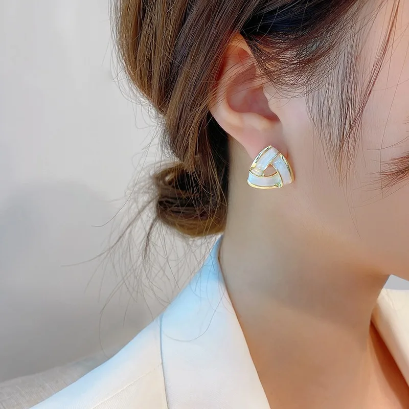 New round face slimming earrings, Korean simple temperament versatile female earrings.
