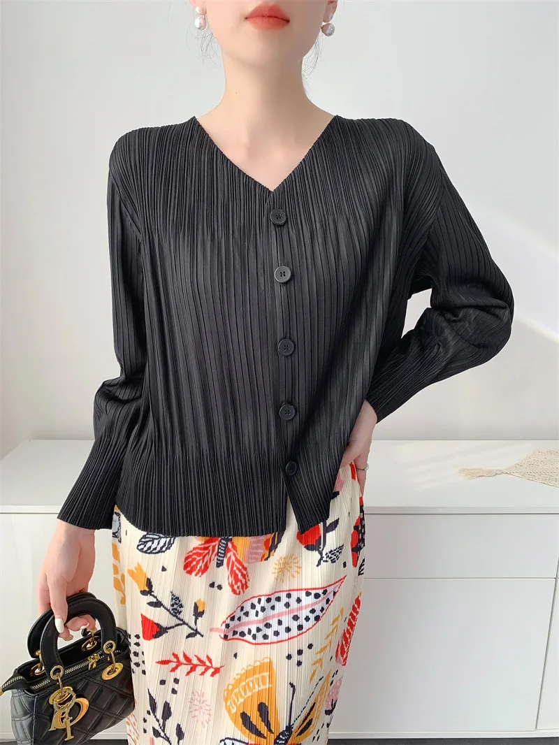 Miyake สไตล์จีบผู้หญิง 2025 ใหม่สีทึบ V คอยาวแขนยาว Single-breasted หลวมและ Elegant Sun Protection เสื้อสเวตเตอร์ถัก