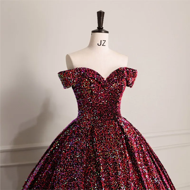 Olśniewająca czerwona, puszysta sukienka do występów artystycznych na toastach.