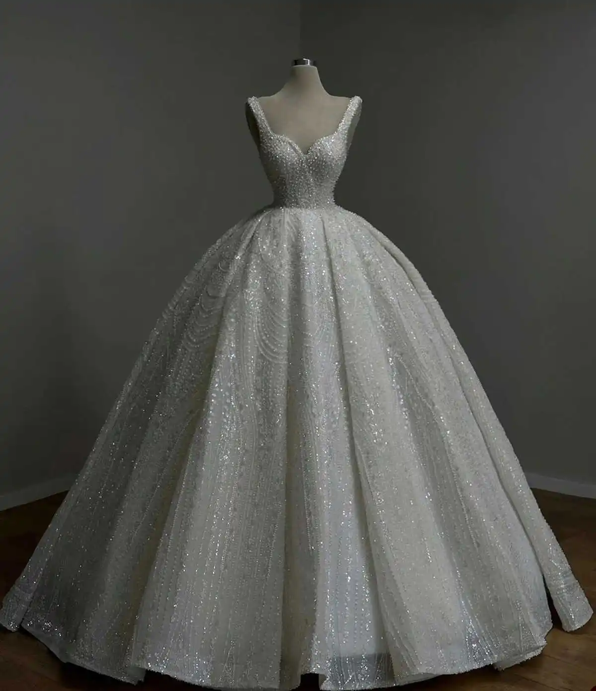 Classic Ball Gown Wedding Dress Sweetheart Neck Spaghetti Strap Bridal Gown Sequins Pearls Sweep Train Dresses Custom Made