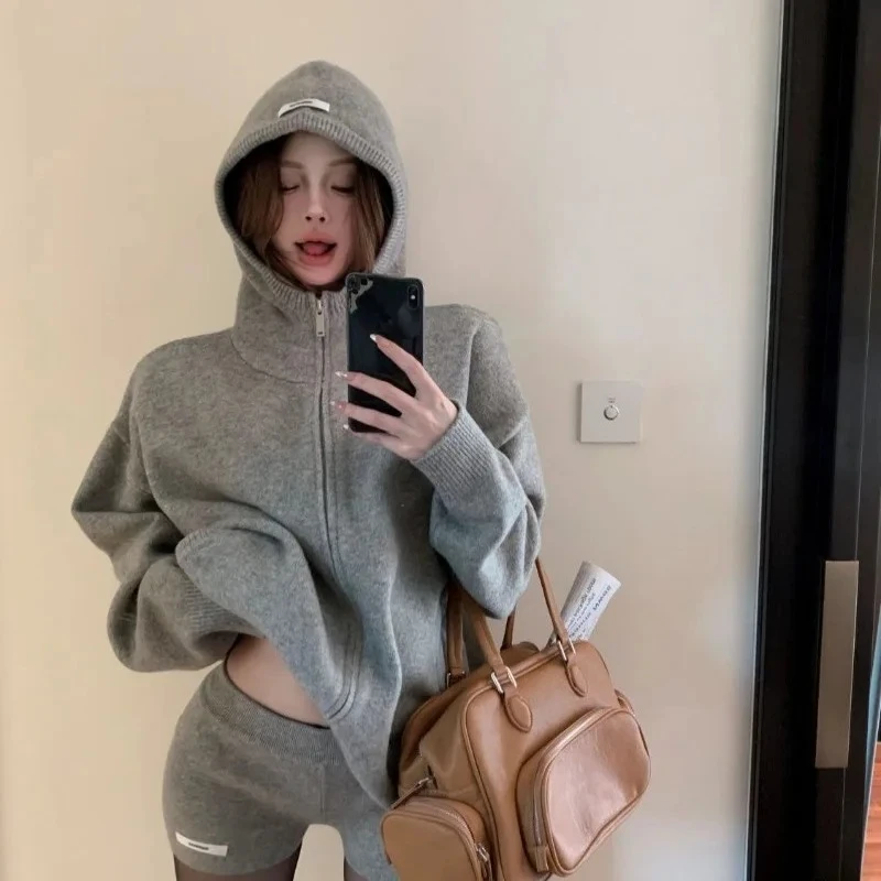Giapponese 2025 Autunno Inverno Grigio Maglione lavorato a maglia Set a due pezzi Felpe casual Donna Y2k Pantaloncini vintage a vita alta Donna