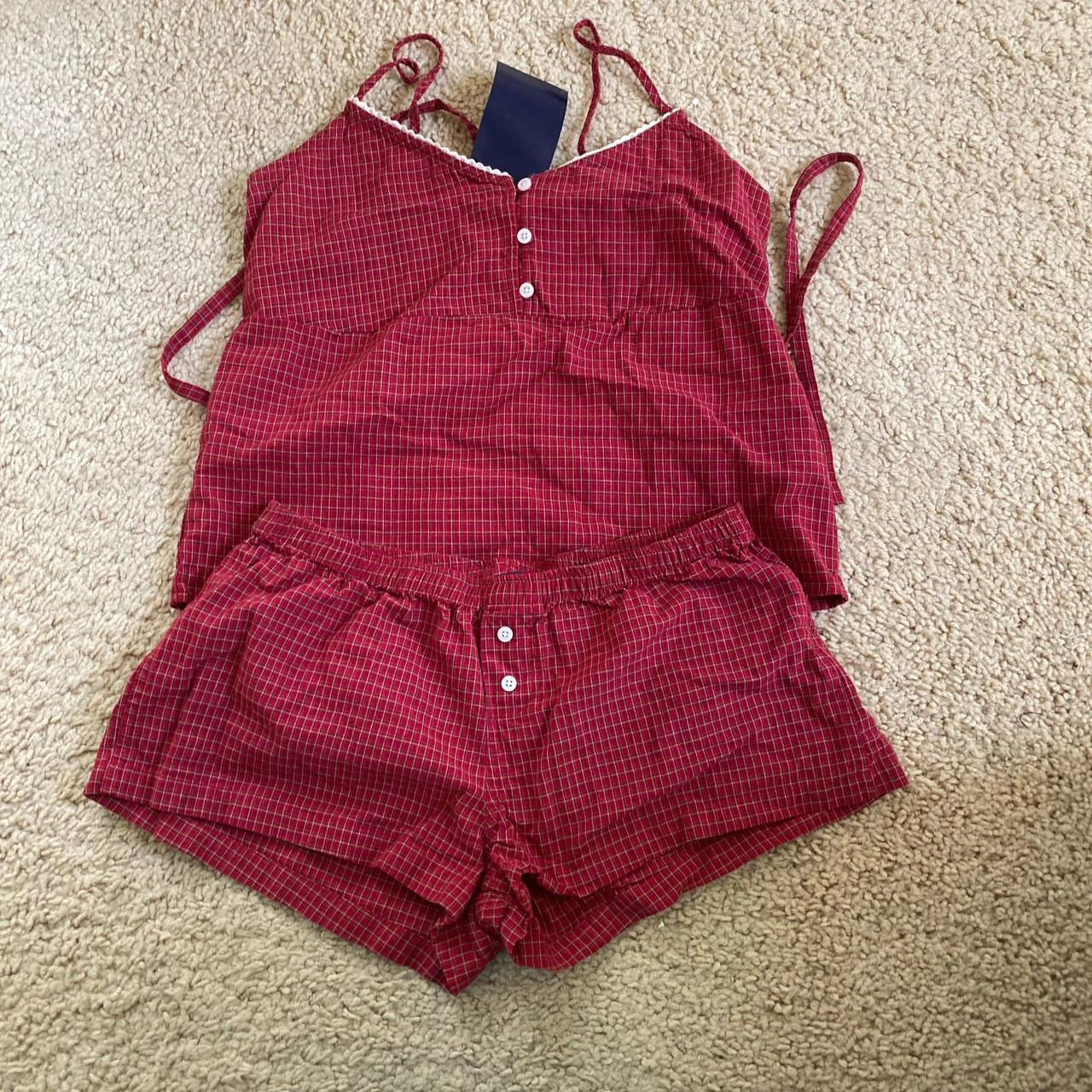 

Винтажные красные шорты в клетку, комплект из 2 предметов, женские топы на бретелях с тремя пуговицами и v-образным вырезом на спине, летние милые повседневные шорты на пуговицах, пижамы