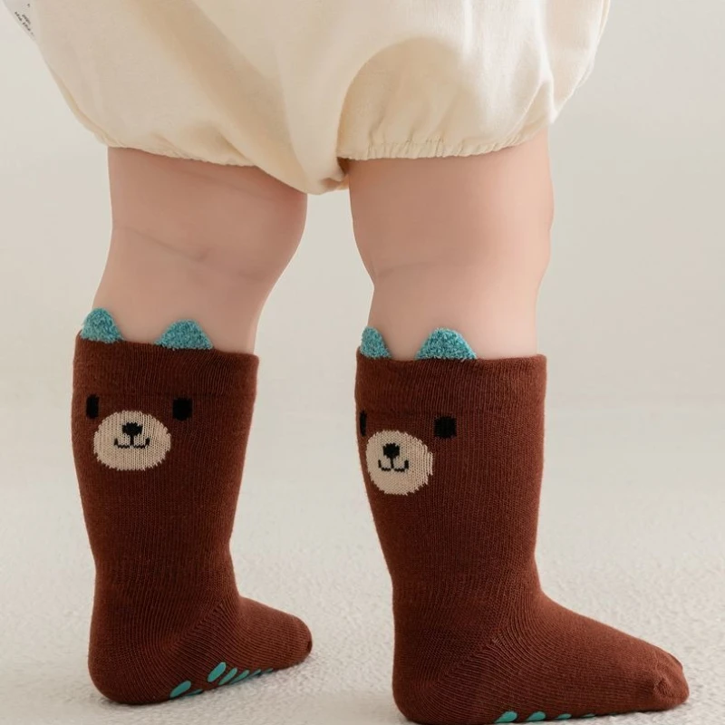 

Детские носки с противоскользящей подошвой для новорожденных, мультяшные, милые, средней длины, термоноски, мягкие хлопковые носки для дома и прогулок для малышей