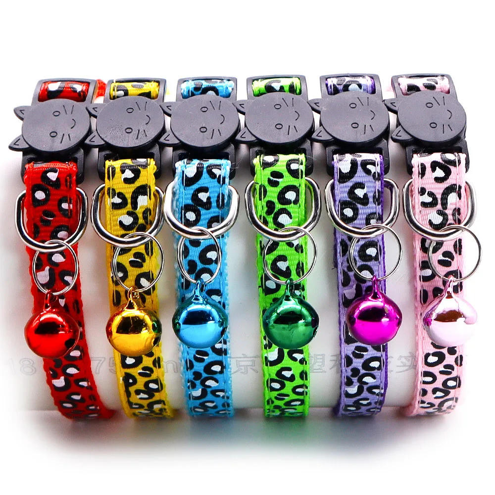 طوق الحيوانات الأليفة بطباعة الفهد العتيق للقطط والكلاب، شريط رقبة قابل للتعديل مع زخرفة جرس، إكسسوارات حيوانات أليفة كلاسيكية ناعمة ومريحة