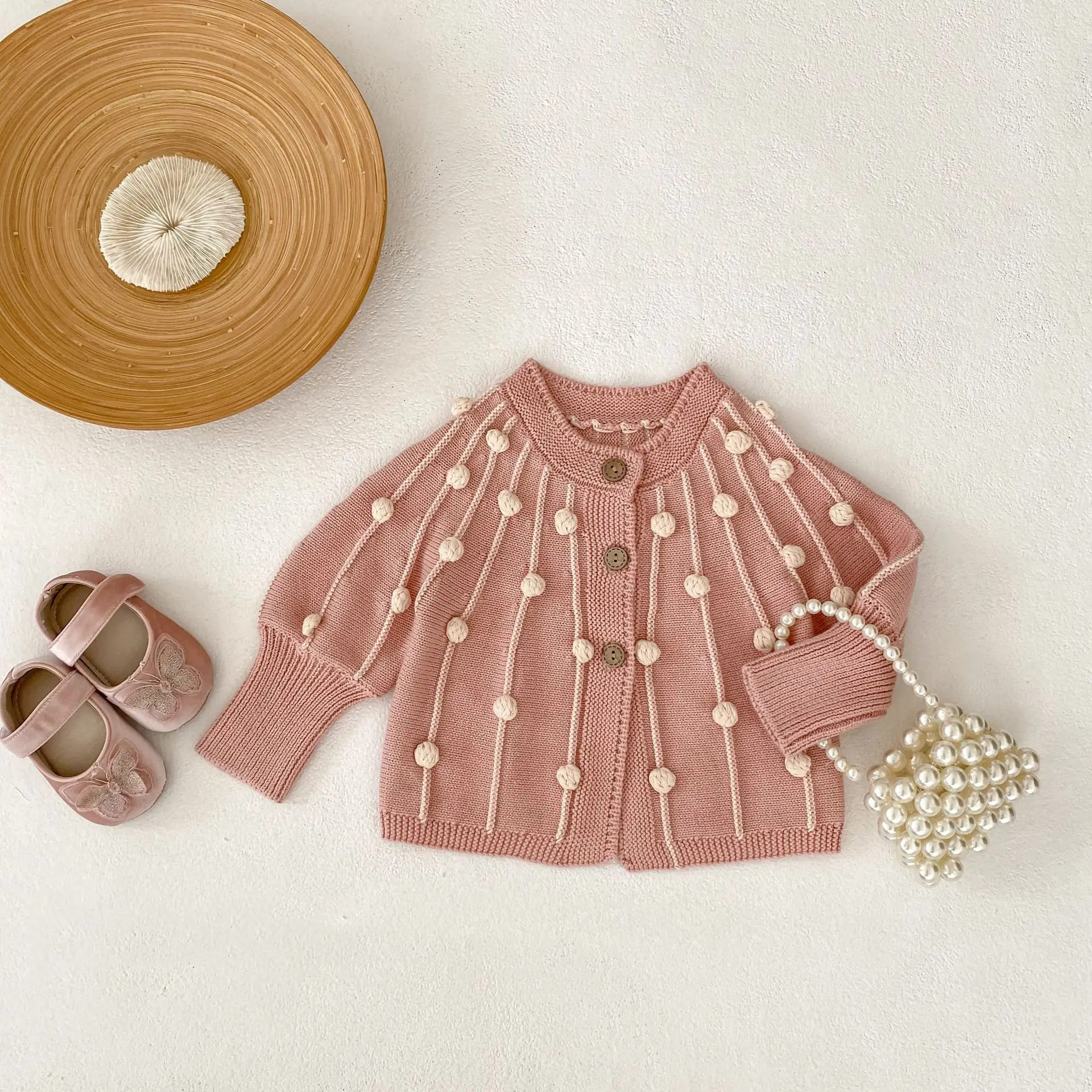 

Autumn new 0-3 year old baby clothing, exquisite baby girl pink round neck palace style long sleeved knitted cardigan