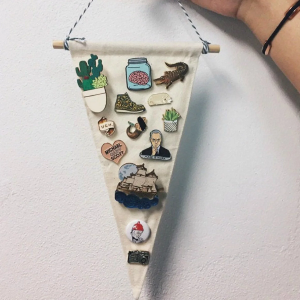 

2 Pcs Banner Brooch Pin Wall Display Hanging Badge Decorations Pennant for Bamboo