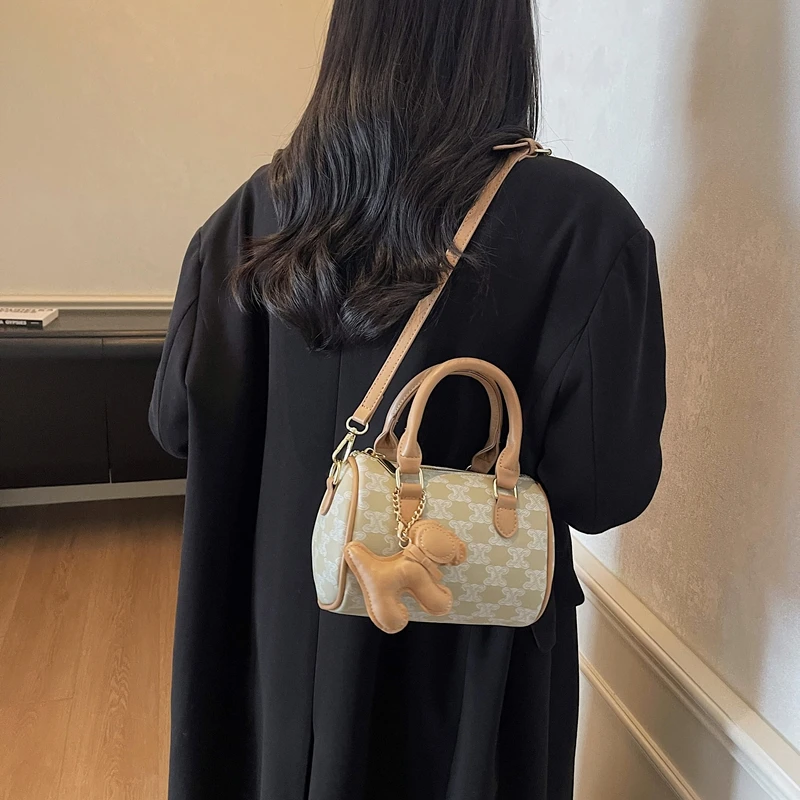 Tas Selempang Wanita Terbuat dari Kulit Berkualitas Menampilkan Gaya Modern Harian untuk Komuter yang Trendi dan Mewah ​