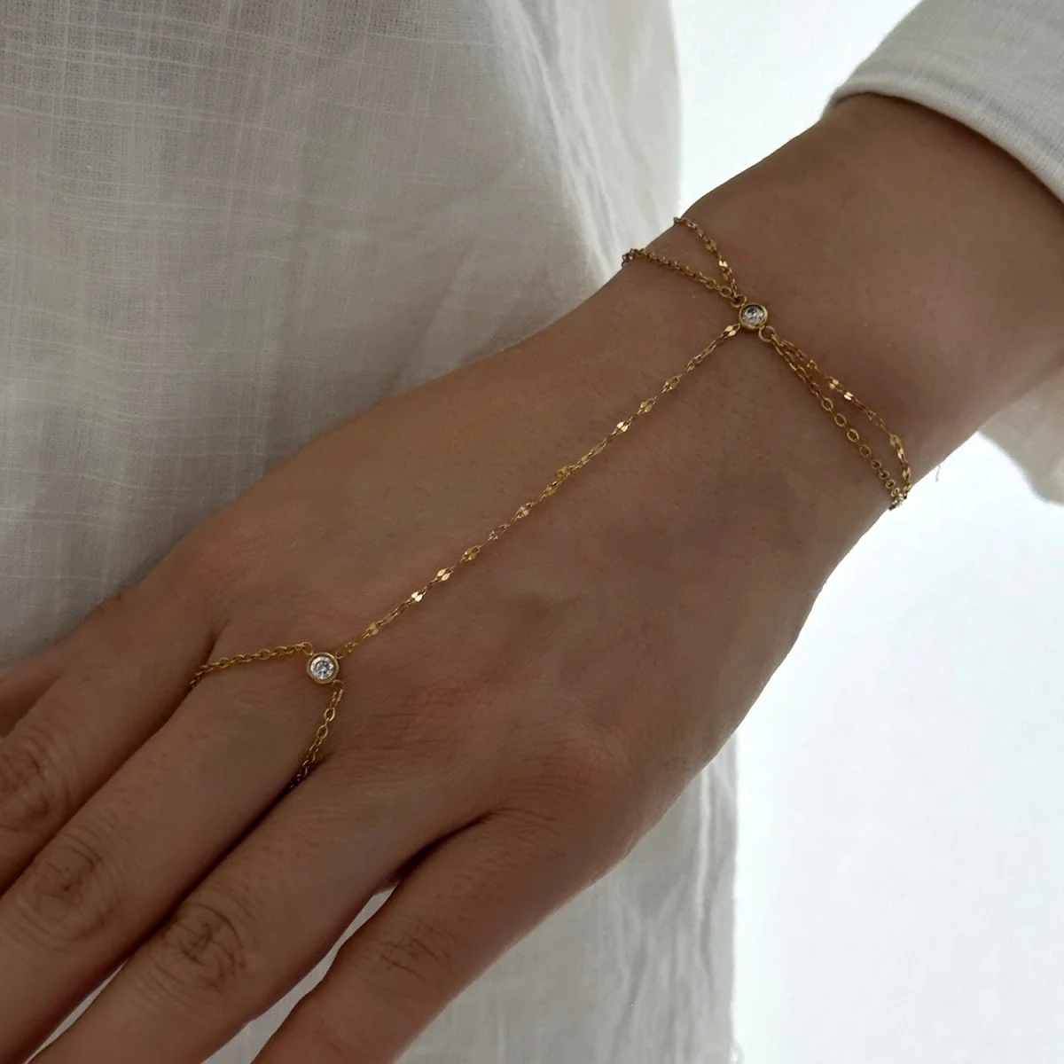 Edelstahlarmbänder mit roten Zirkonia-Steinen, dreischichtig, für Damen und Herren, runde Armreifen mit Strasssteinen, die Finger und Handgelenk verbinden, Party-Schmuck. – Detail 11