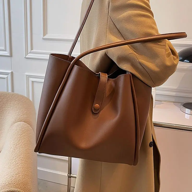 

Large Capacity Autumn and Winter Textured Shoulder Bag with High-End Feel for Class Commuting Tote Bag