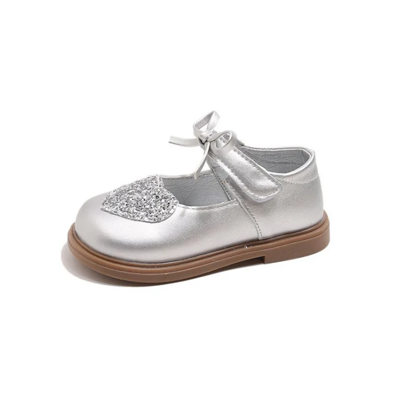 

2025 милая обувь для девочек, осенняя новая кожаная обувь для девочек в форме сердца, простая обувь принцессы для девочек, модная обувь для выступлений с бантом, детская обувь