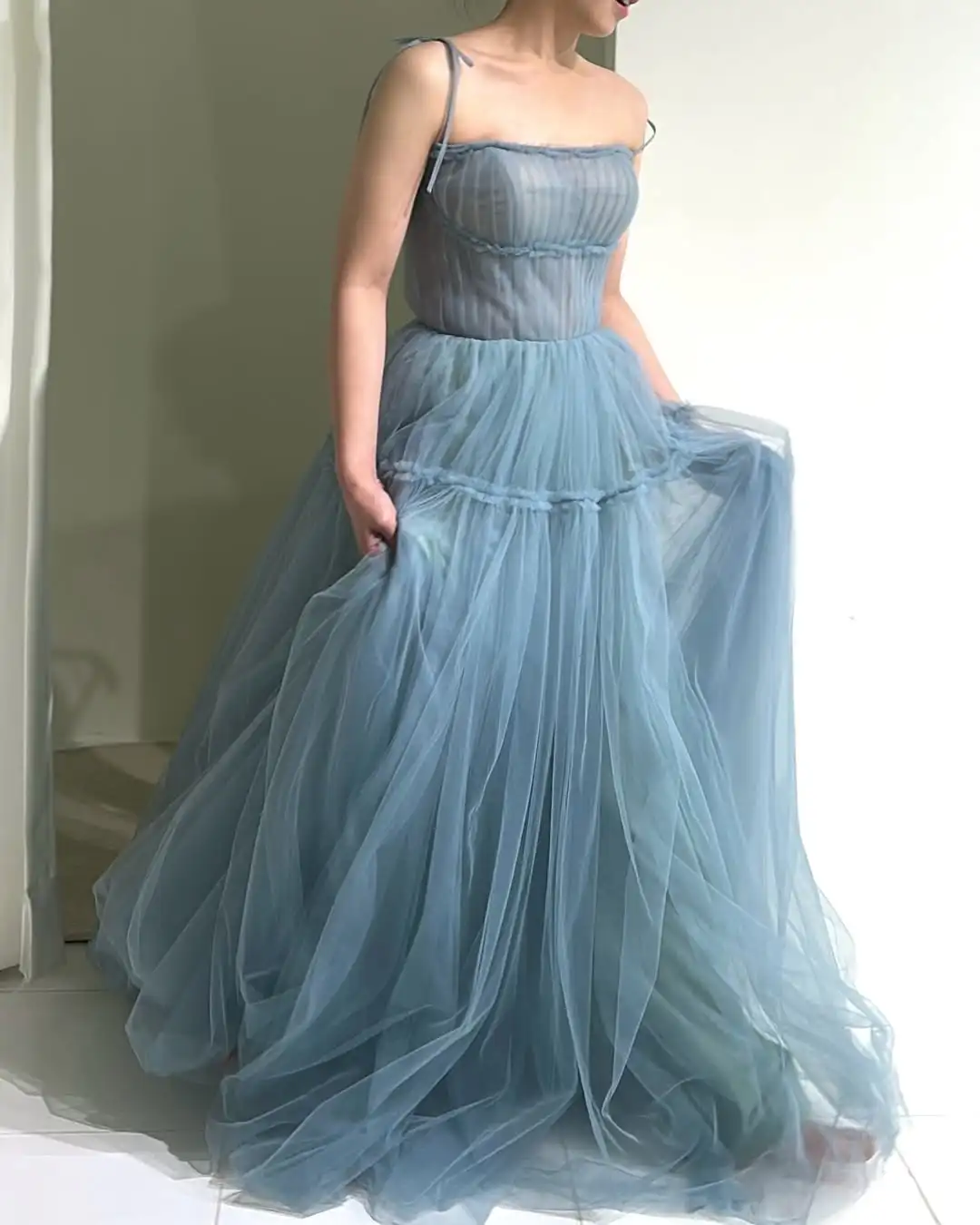 Sondr Misty Blue Koreanische Brautkleider Spaghettiträger A-Linie Brautkleid aus weichem Tüll Maßgeschneiderte Hochzeits-Party-Kleider