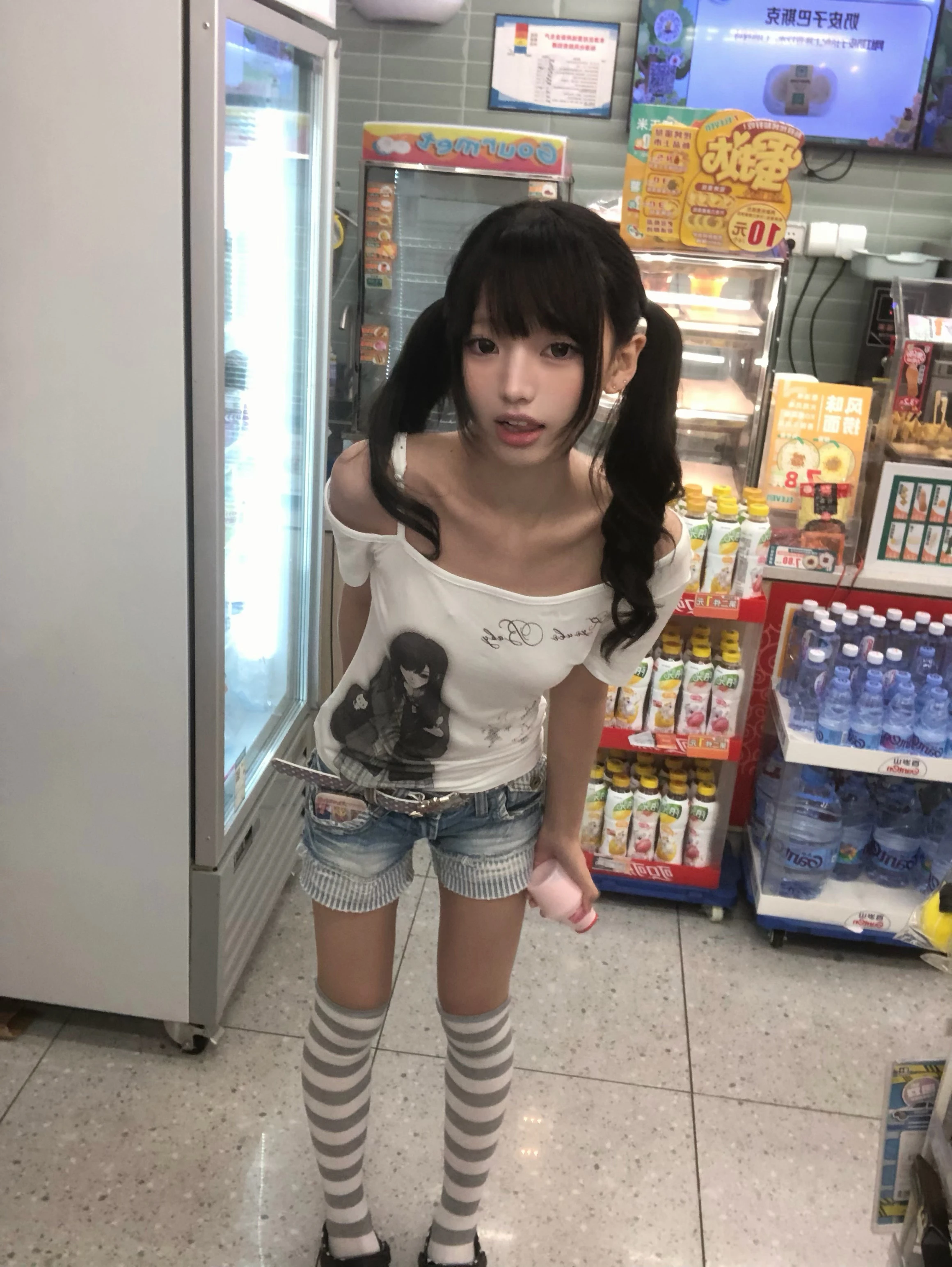 Karrram Japanisches Y2k Anime Print T-Shirt Vintage Harajuku Off-Shoulder Tops 2000er Cutrecore Kurzarm T-Shirt Amerikanisches Retro – Detail 9