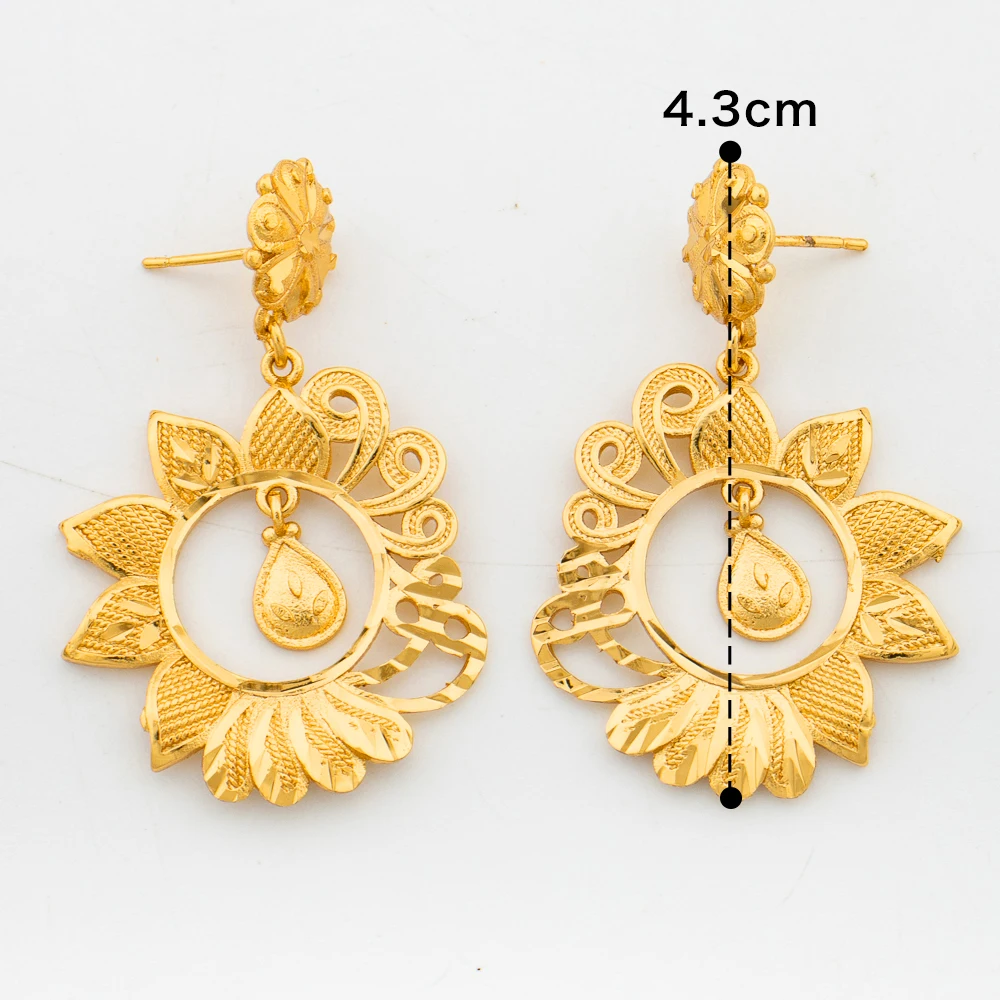 Schmuckset in italienischer Goldfarbe für Damen, bestehend aus Anhänger-Halskette und Ohrringen, im Bohème-Stil, ideal für den täglichen Gebrauch. – Detail 11