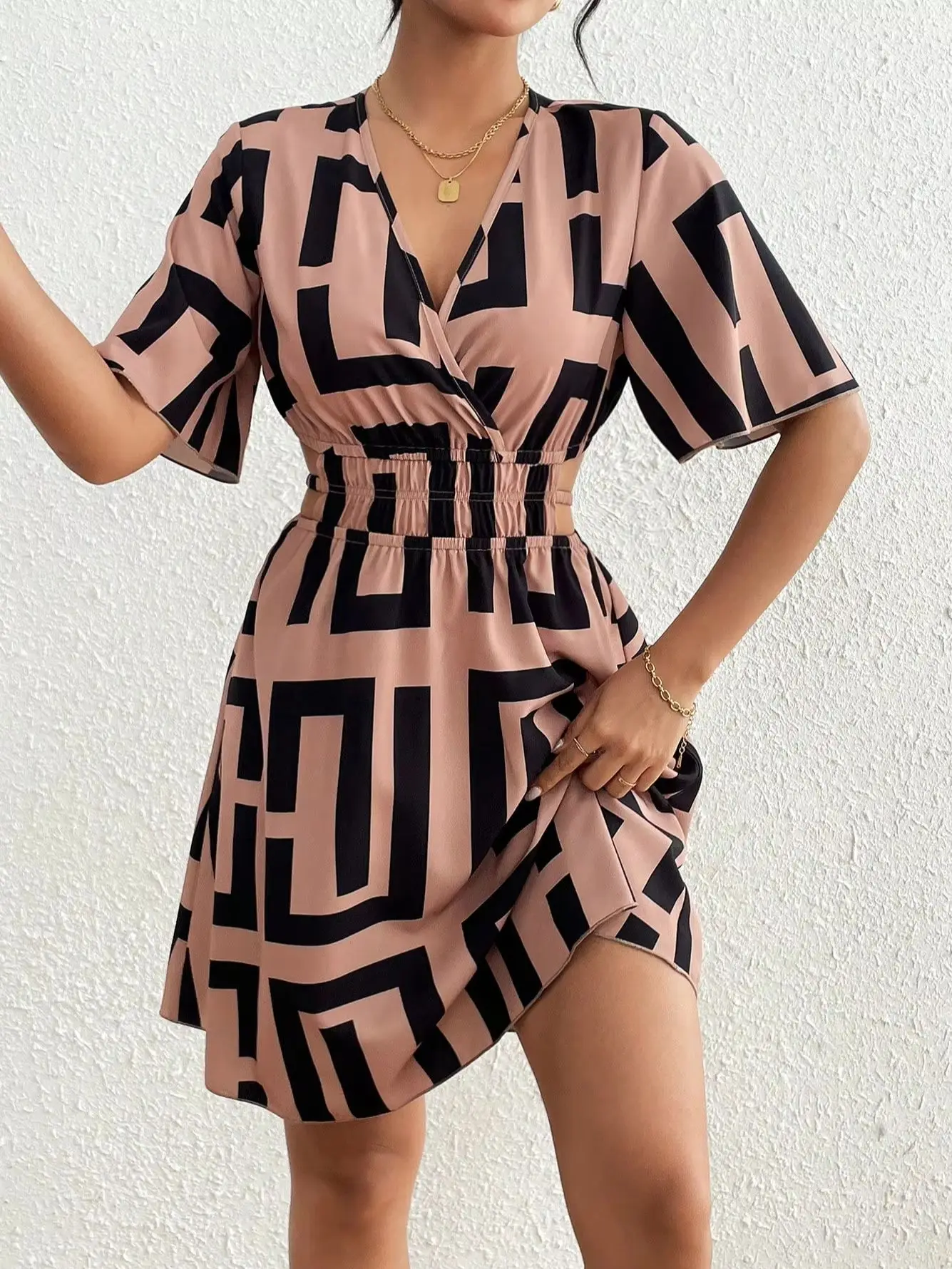 Damen-Minikleid in Pink und Schwarz mit geometrischem Muster, ausgeschnittenem Design, V-Ausschnitt, halblangen Ärmeln, elastischem Bund, sexy, für Sommerpartys und Clubs, kurzes Kleid. – Detail 1