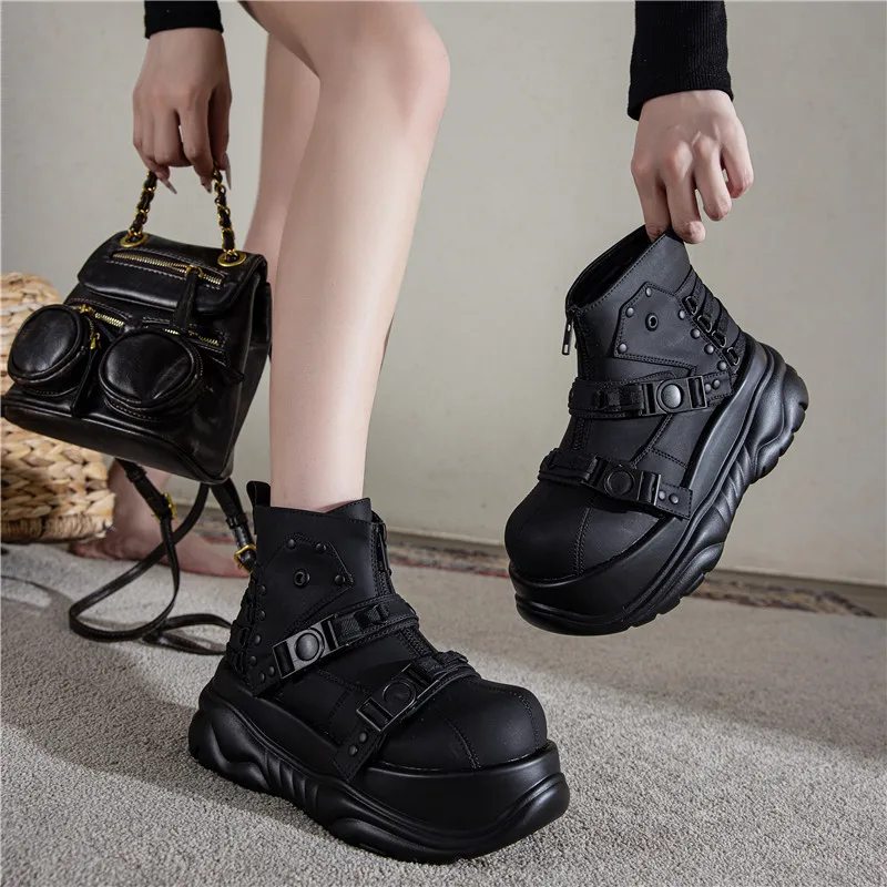 

2026 Autumn and Winter New Women's Front Zipper Belt Buckle Platform Muffin Niche Heightening Punk Dark Short Boots