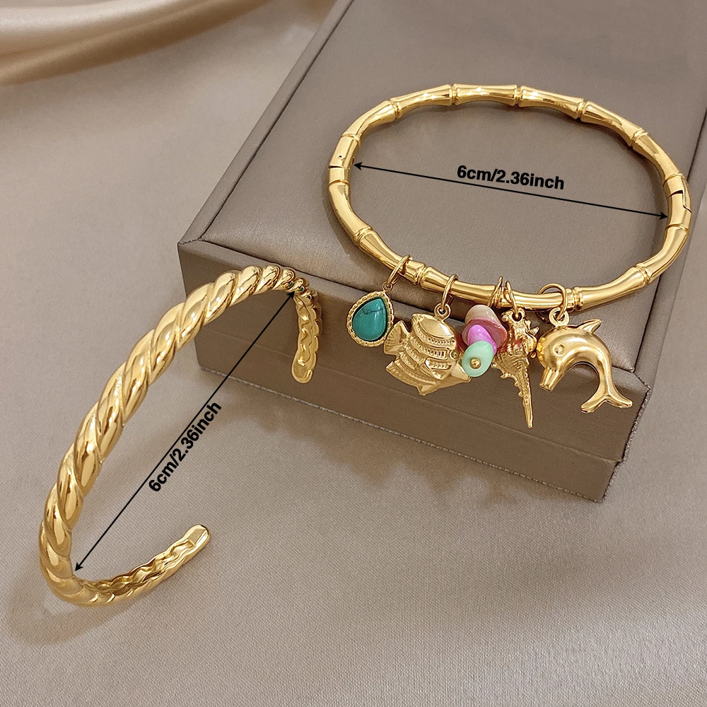 Ozean-Stil Bambus-Gelenk-Armband mit mehreren Anhängern, modisch vergoldet, gedreht, wasserdicht, offener Armreif für Damen