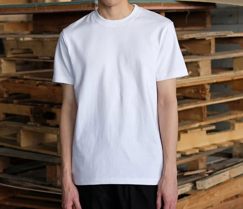 Solid color short-sleeved shirt,perfect for summer wear, versatile style, simple and breathable, suitable for various occasions.