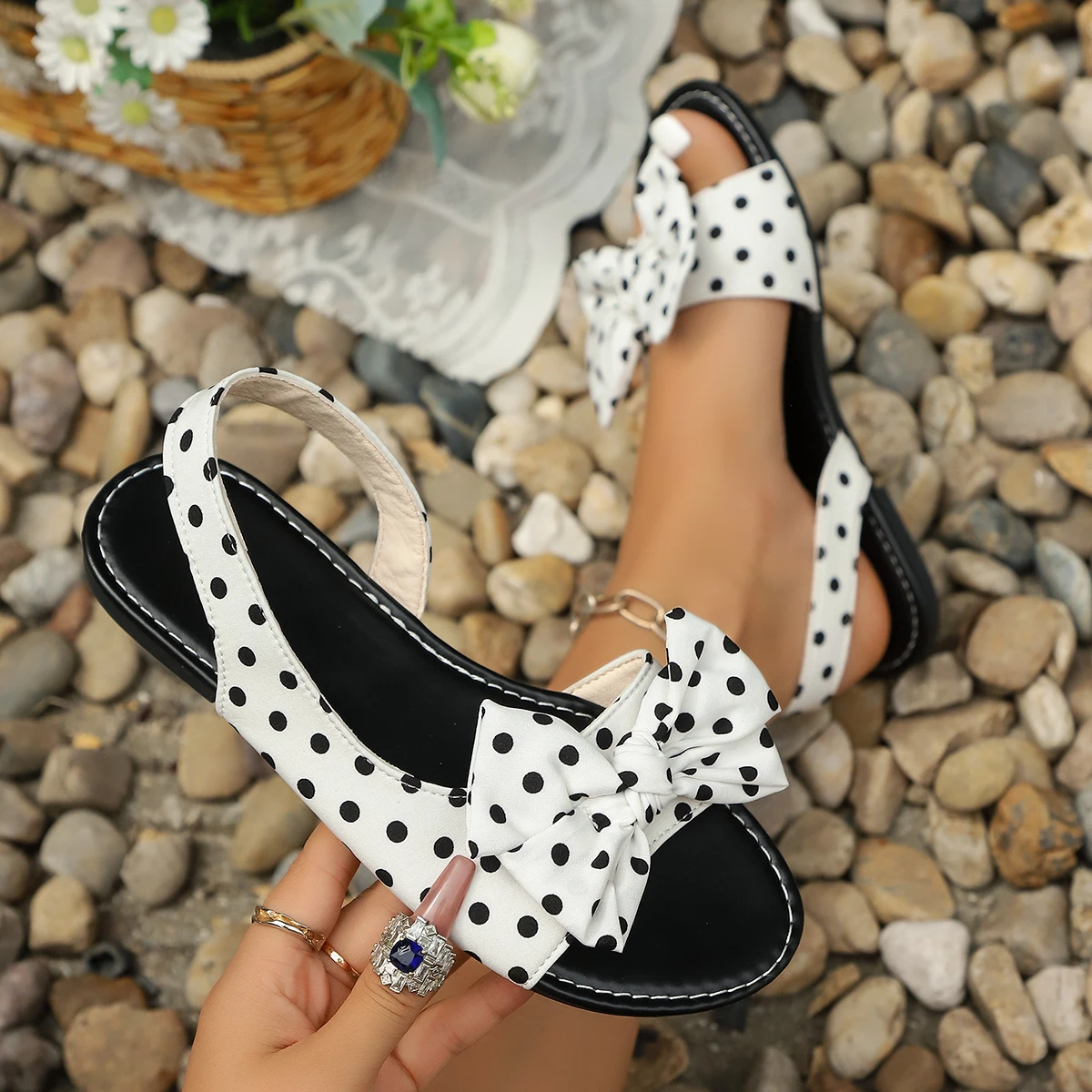 Sandalias Planas para Mujer, con Lazo de Mariposa y Diseño de Polka Dot Multicolor, Calzado Cómodo y Moderno para el Verano