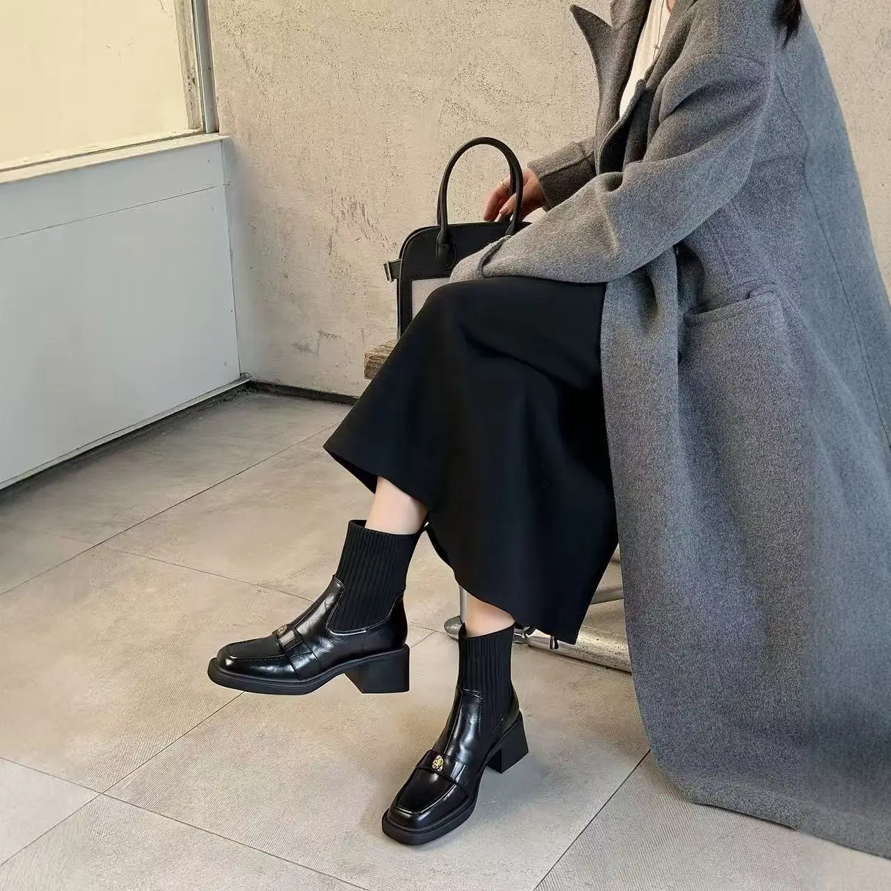 2026 Frühling Britische Camellia Square-Toe Sock Boots – Stretch-Stiefeletten aus weichem Leder, schmal geschnitten, mittelhoher Blockabsatz, Pendlerstiefel – Detail 9