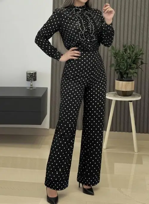 طقم مكون من قطعتين بياقة واقفة وأزرار أمامية مرقعة وسروال مستقيم عالي الخصر مع طقم تنقل بطباعة نقاط بولكا #5