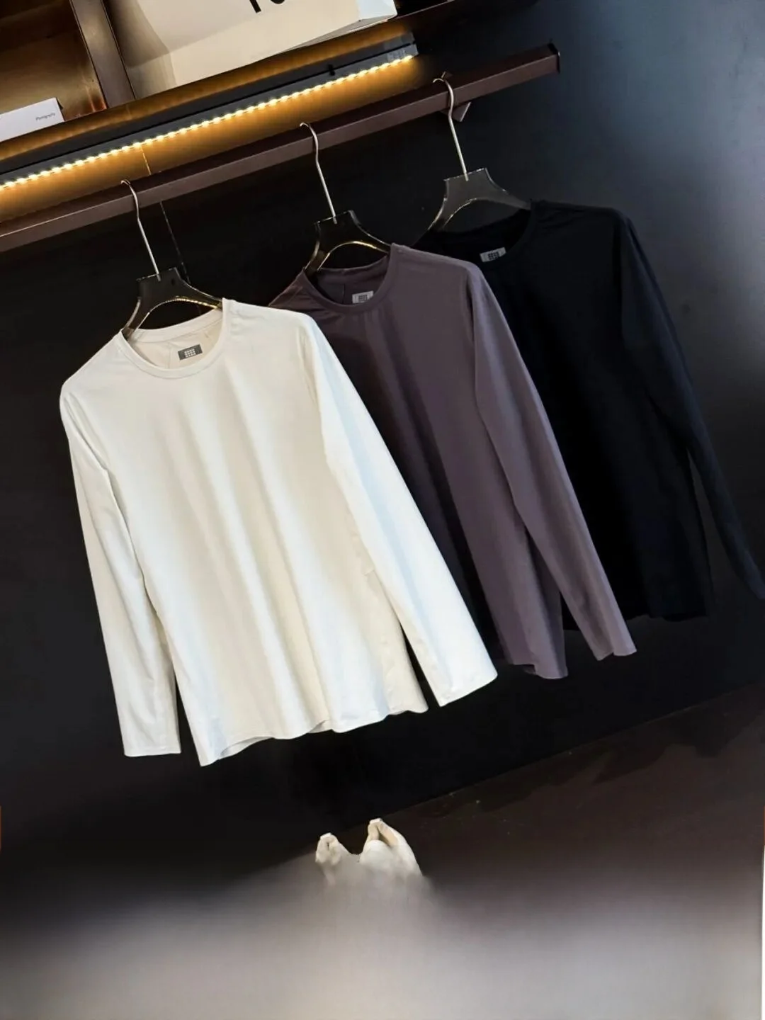 Men's Seamless Laser Drill Quick Dry Moisture Wicking Base Shirt Breathable Casual Style Long Sleeve T-Shirt Standard Fit