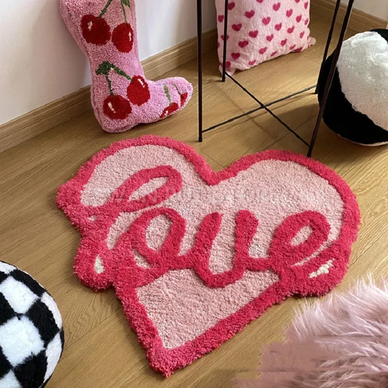 Pink Love Shaped Plushy Tufting Ins Style Flocked Carpet Decorative Rug Flocking Alfombra Fluffy Soft Love Mat for Girl Bedroom
