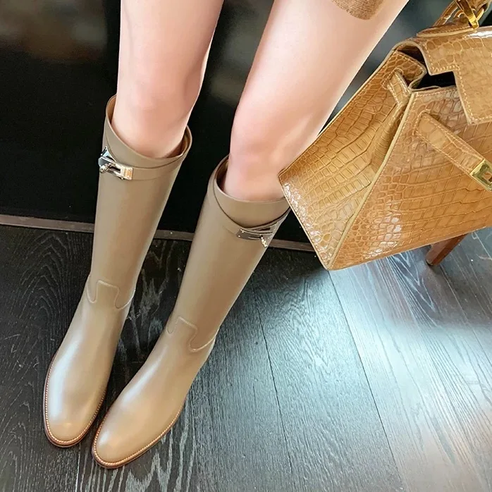 

Женские длинные ботинки-трубы из натуральной кожи. Женские прямые ботинки-трубы. Рыцарские сапоги выше колена с пряжкой на толстом каблуке.