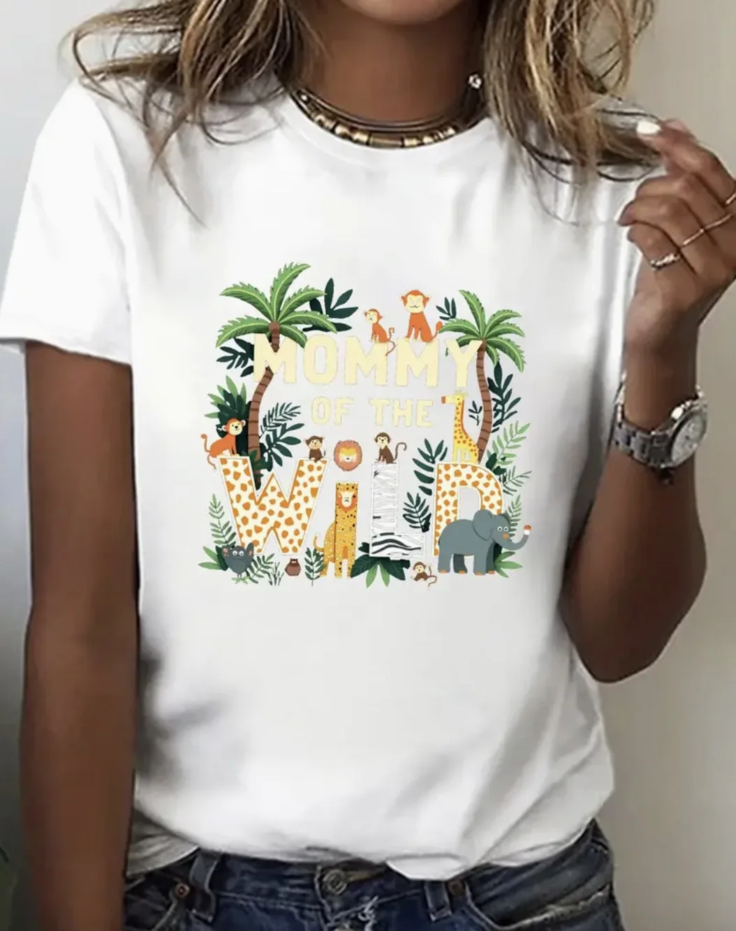 Camiseta ajustada informal y cómoda con cuello redondo para mujer con estampado de animales salvajes con jirafas, zebras y elefantes