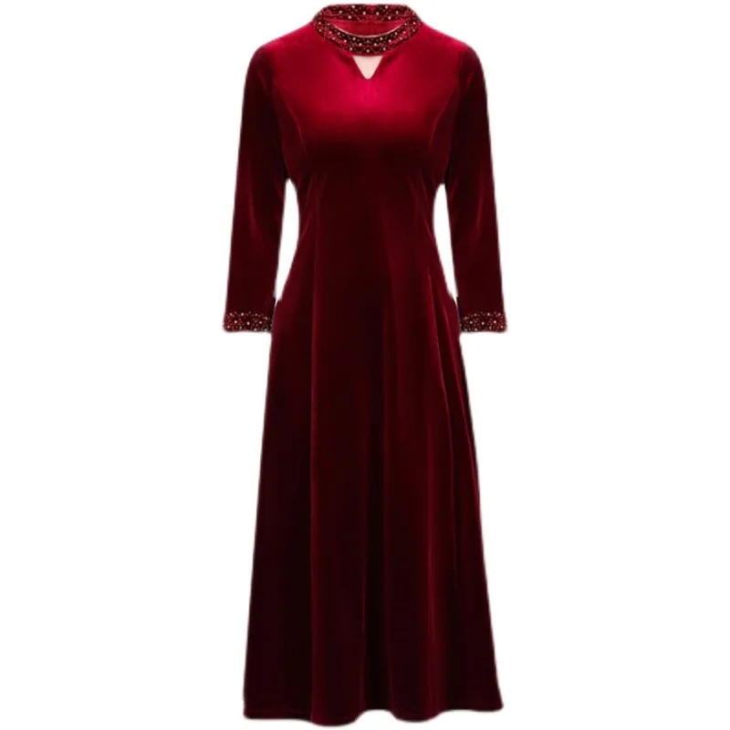 A new red toasting dress for wedding moms