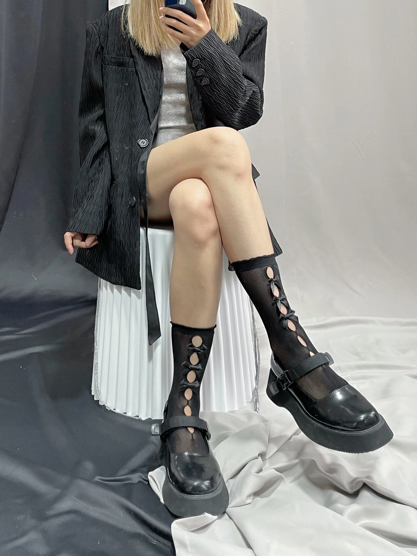 Ein Paar gothicfarbene, dunkelfarbene, diamantlange, sexy Netzstrümpfe für Frauen, Harajuku-Stimmung, alternative Netzstrumpfhosen, Oberschenkel hoch