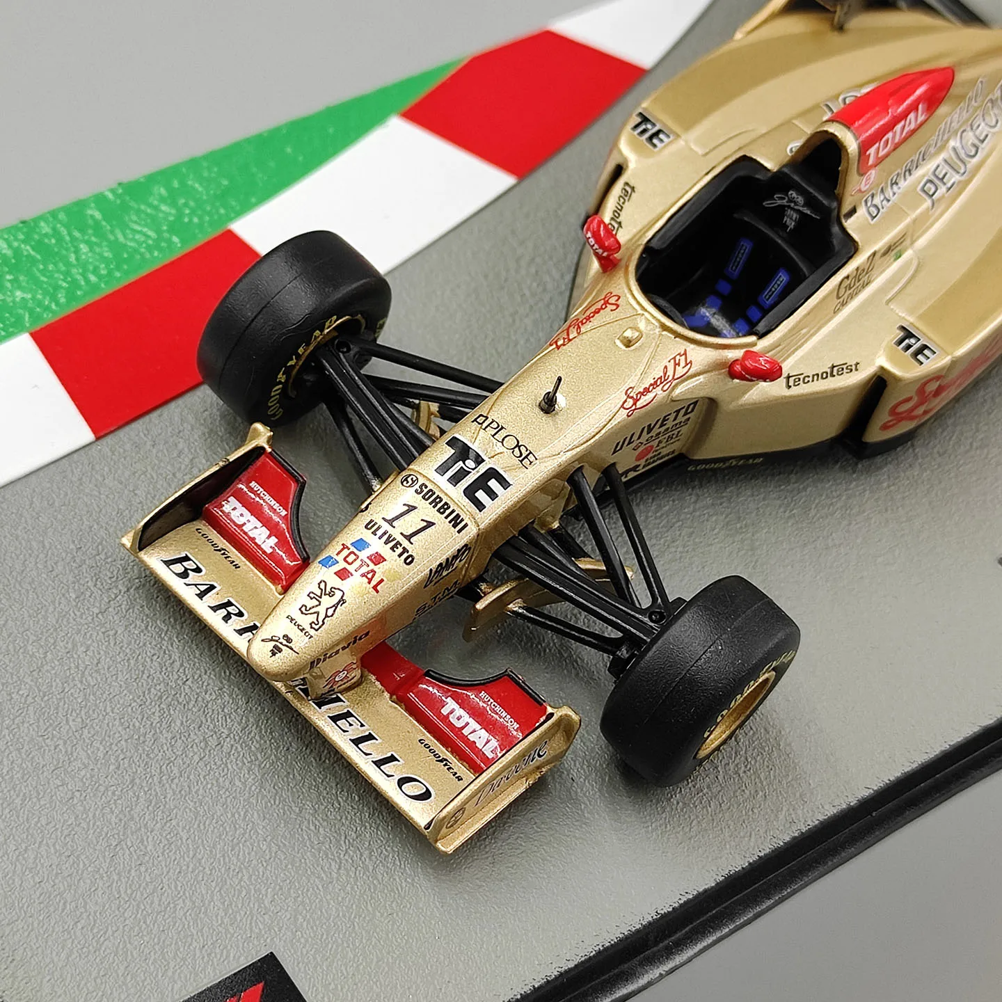 modele-reduit-en-alliage-moule-sous-pression-a-l'echelle-1-43-jordan-196-de-1996-‌-jouets-voitures-de-course-f1-modeles-classiques-nostalgie-cadeaux-pour-adultes-souvenir-presentoir-statique