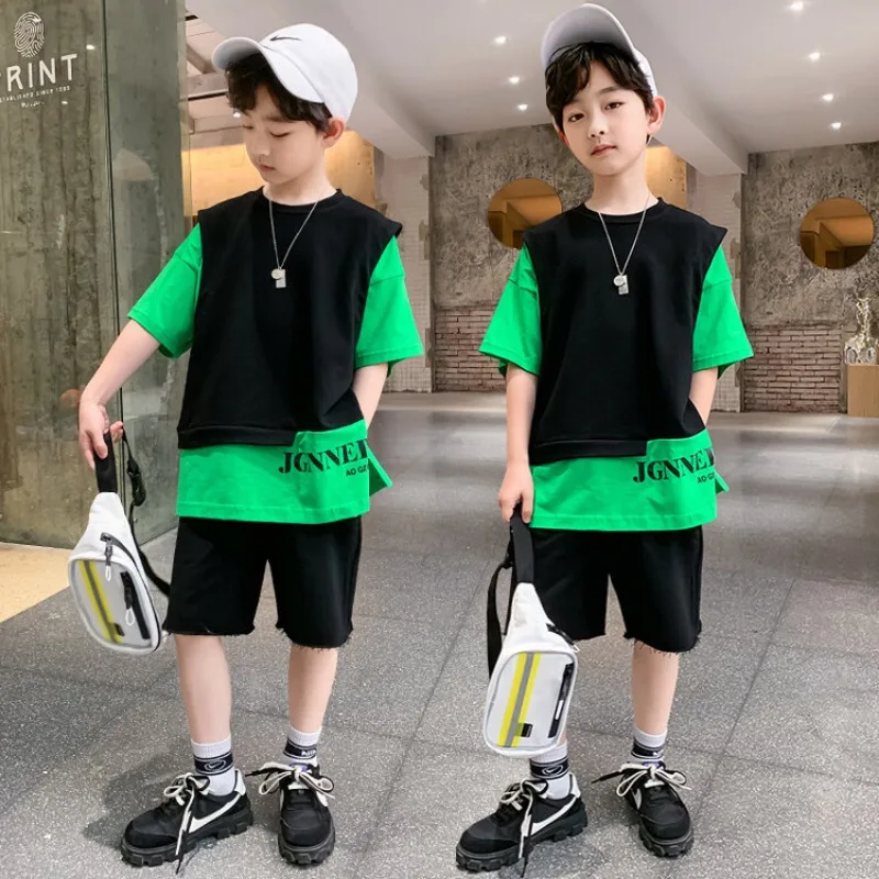 Conjunto de dos piezas de camiseta y pantalones cortos falsos para niños, ropa de calle para adolescentes, chándal con letras, manga de contraste,