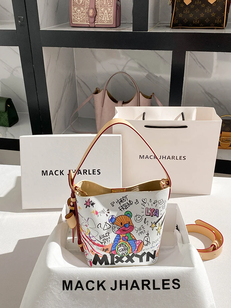 

Fashion and Luxury Bucket Bag with Exquisite Printing Graffiti and Letter Women's Popular and Fashion Tote Bag for Dating