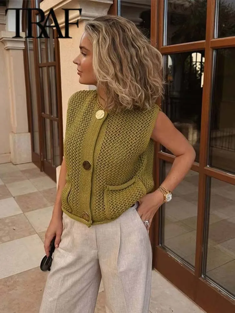 Women Fashion Sleeveless Coarse Needle Knitting Vest Sweater Female Chic Big Pockets Patch Buttons Cardigan Waistcoat Tops