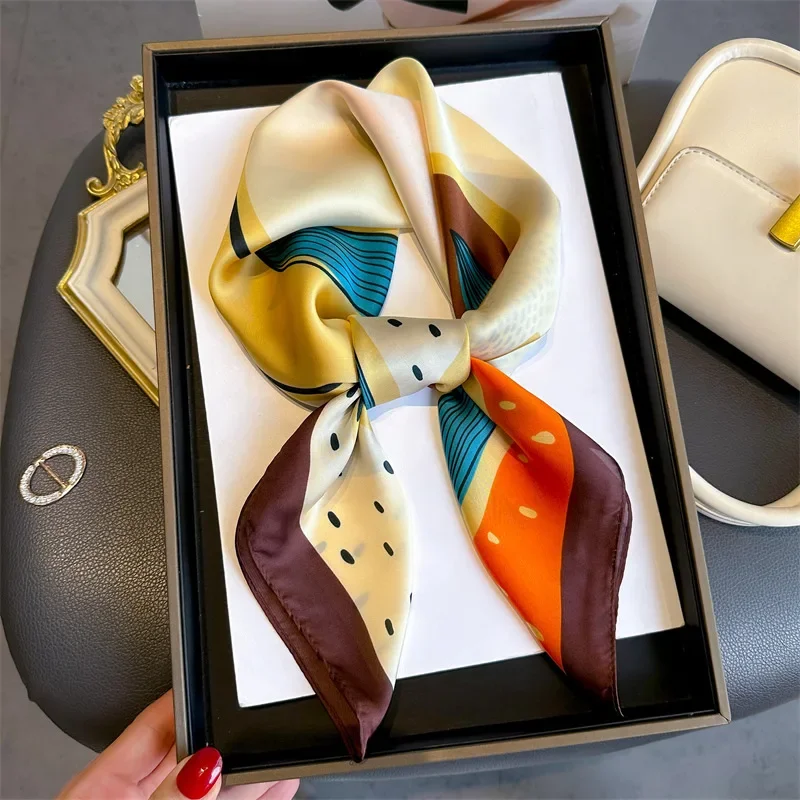 Sciarpa di seta imitazione donna Fasce per capelli quadrate Foulard Femminile Fazzoletto da collo floreale Bandana Sciarpe Lady Piccolo Hijab 70 * 70 cm