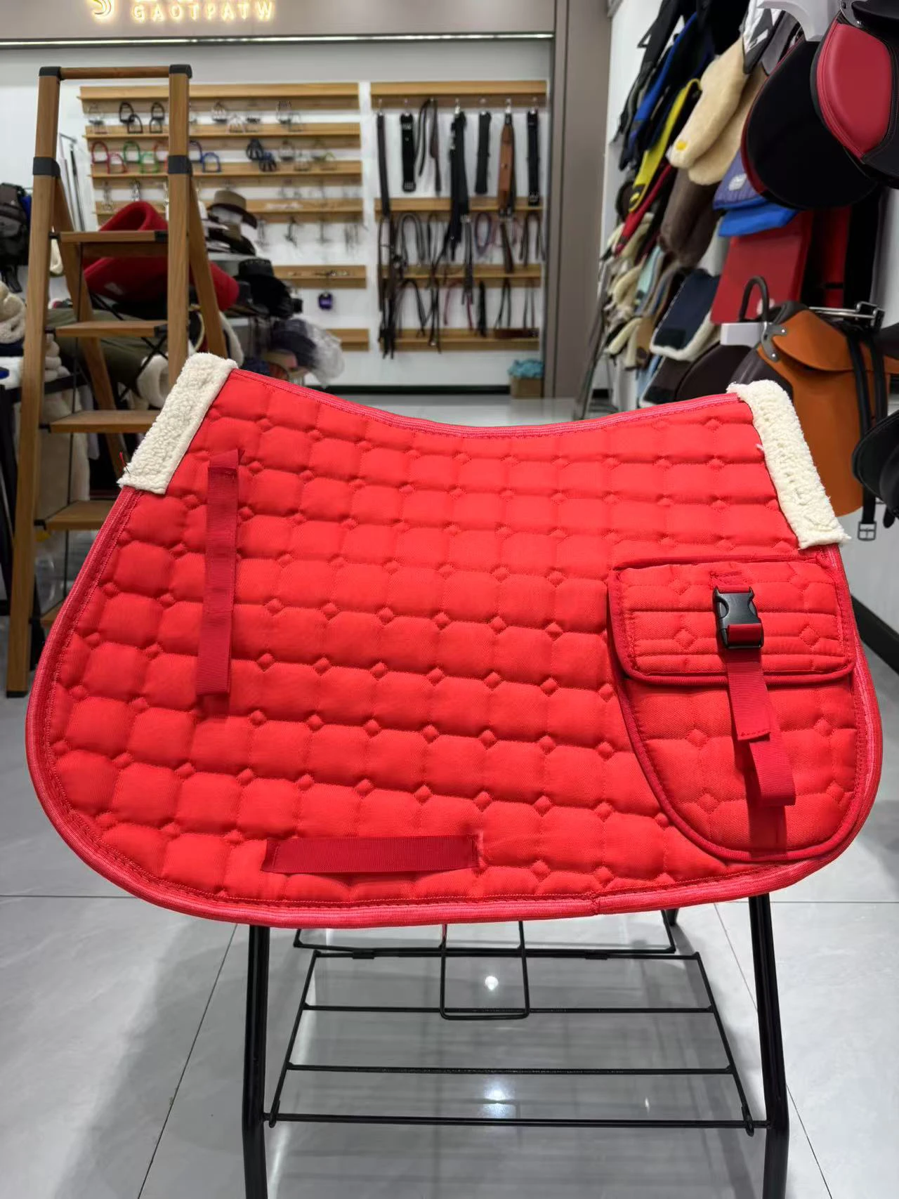 Horses absorb sweat, sweat pad, shock absorber, sweat drawer with pocket saddle pad, horse equipment.
