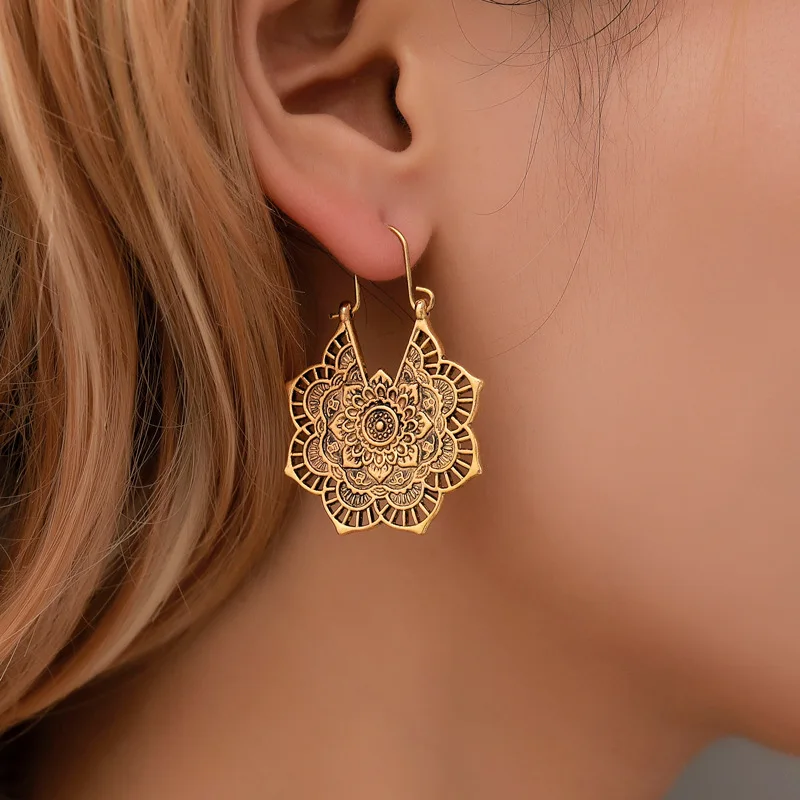 Retro National Style Metal Hollow Flower Pendant Earrings for Women Bohemian Carved Court Earrings Wedding Party Jewelry Gift