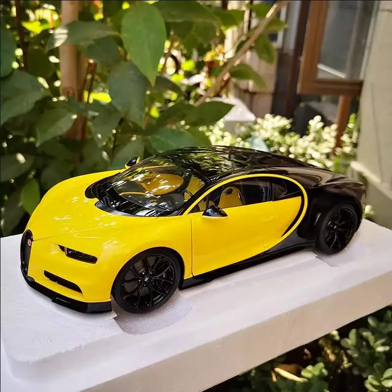 Autoart 1:18 BUGATTI CHIRON 2017, Modelo de Auto Fundido a Presión, Color Amarillo, Regalos para Niños, Colección