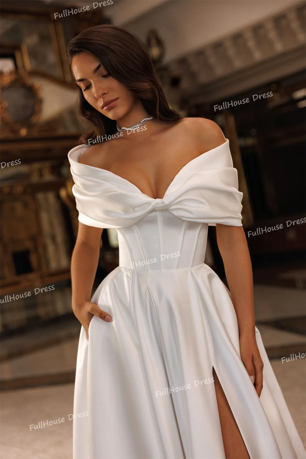 Maßgeschneidertes, modernes, schulterfreies, plissiertes A-Linien-Brautkleid mit seitlichem Schlitz, bodenlanges, kreuz und quer verlaufendes Brautkleid mit Schleppe