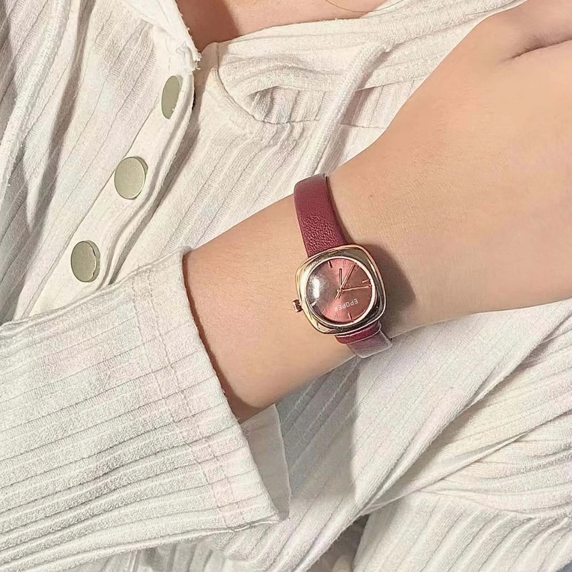 ساعة كوارتز نسائية كلاسيكية فاخرة وخفيفة الوزن وكاجوال وعصرية وعالية القيمة، وساعة يد بتصميم نسائي.