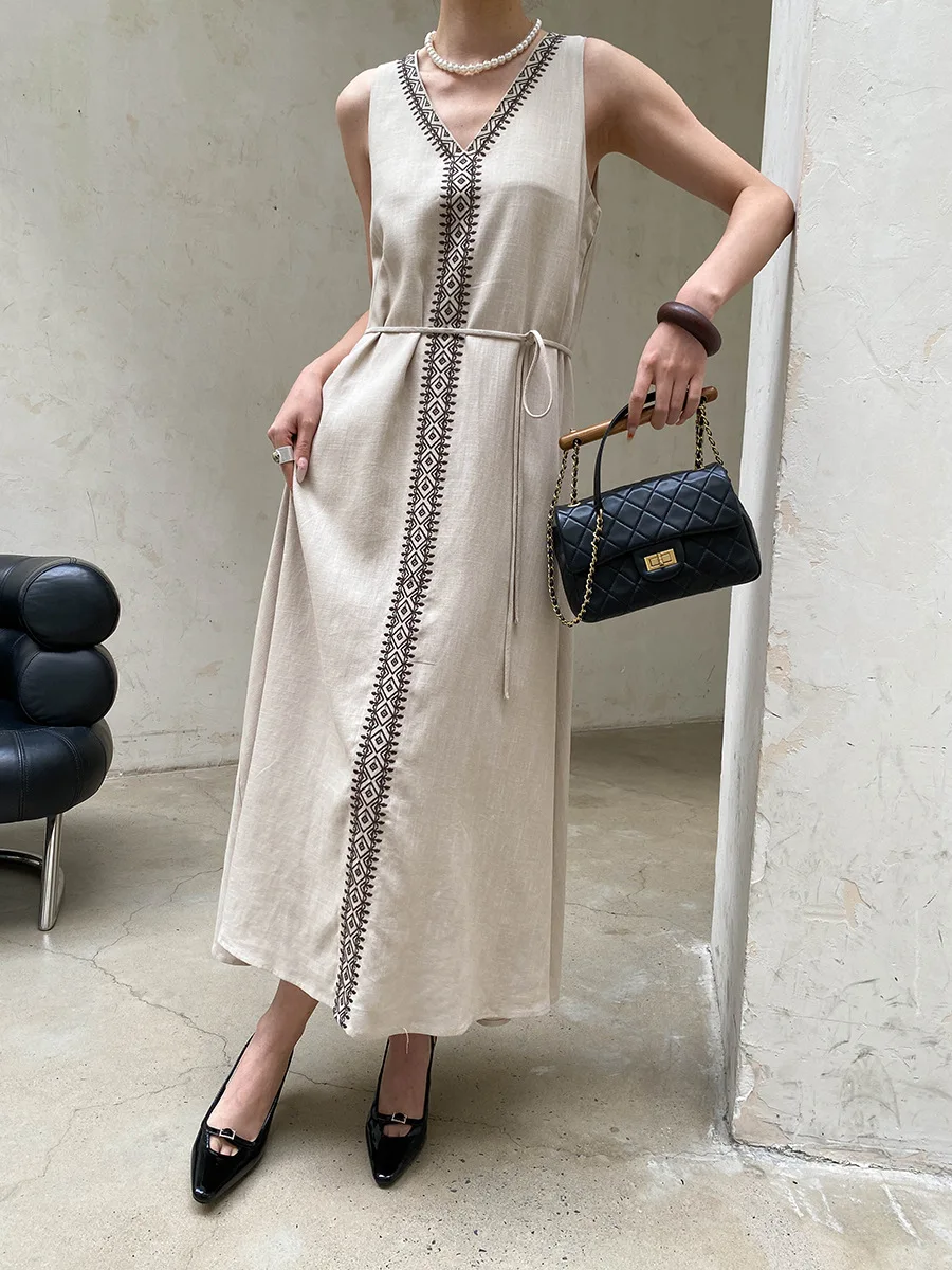 Frühlings- und Sommerkleid für Damen, lässig, einfarbig, V-Ausschnitt, Bohemian-Stil, bestickter Bund, ärmellos – Detail 9
