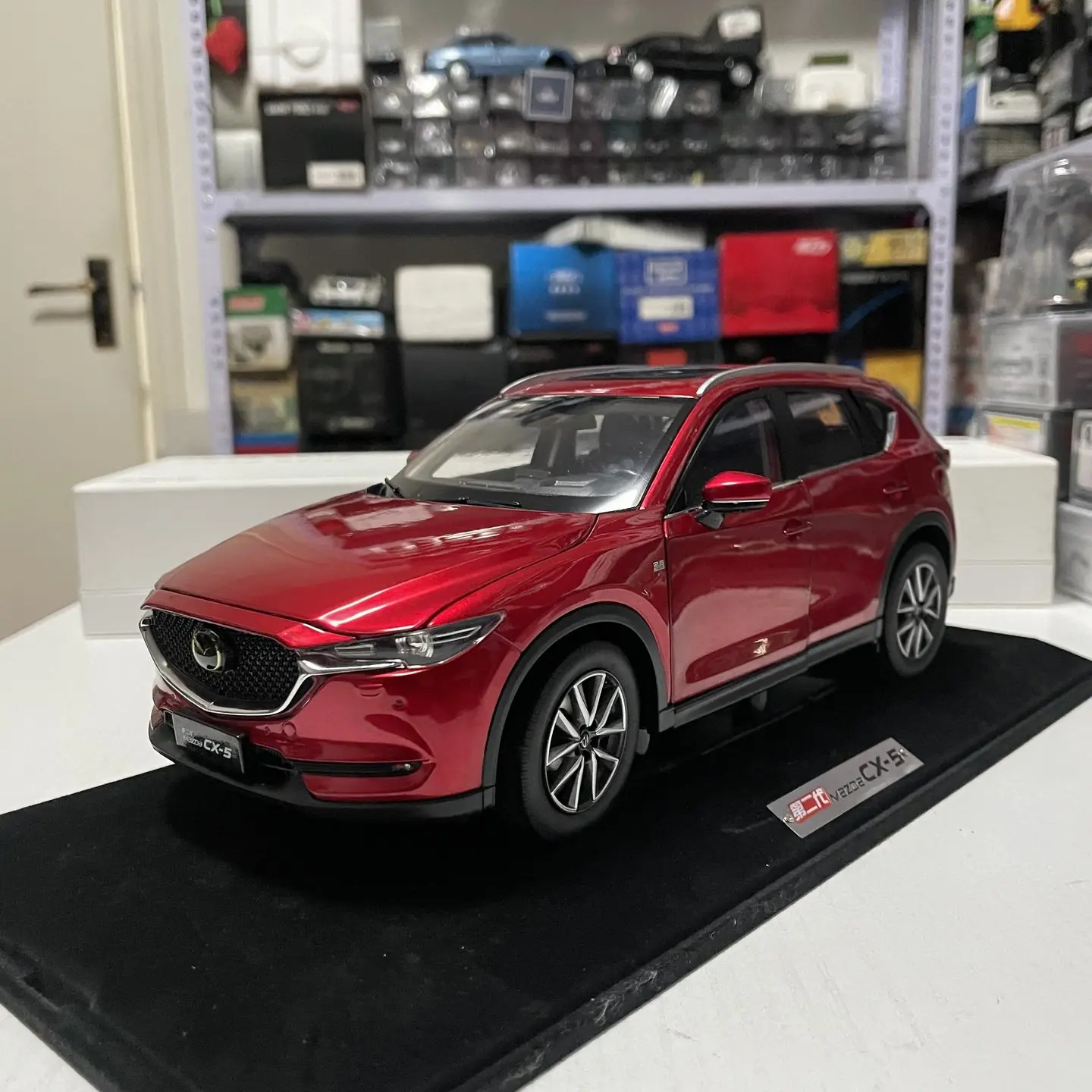 

Масштабная модель 1:18 из литого сплава: Красный CX5 2016-2018 SUV. Коллекционная классическая ностальгическая модель автомобиля. Подарок для взрослых, сувенир, статическая модель для демонстрации.