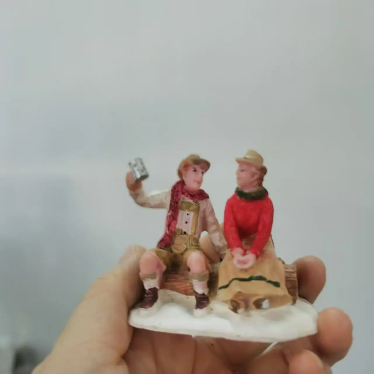 Resin figure mental psychological sand table game box court therapy man and woman sitting drinking