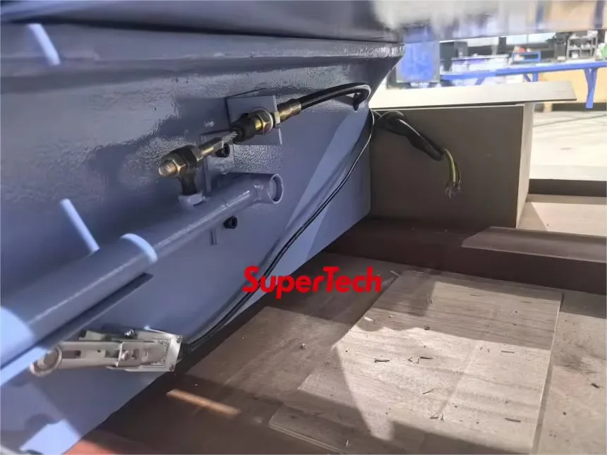 O torno de precisão manual CA50 é adequado para fabricação e processamento industrial de várias peças.