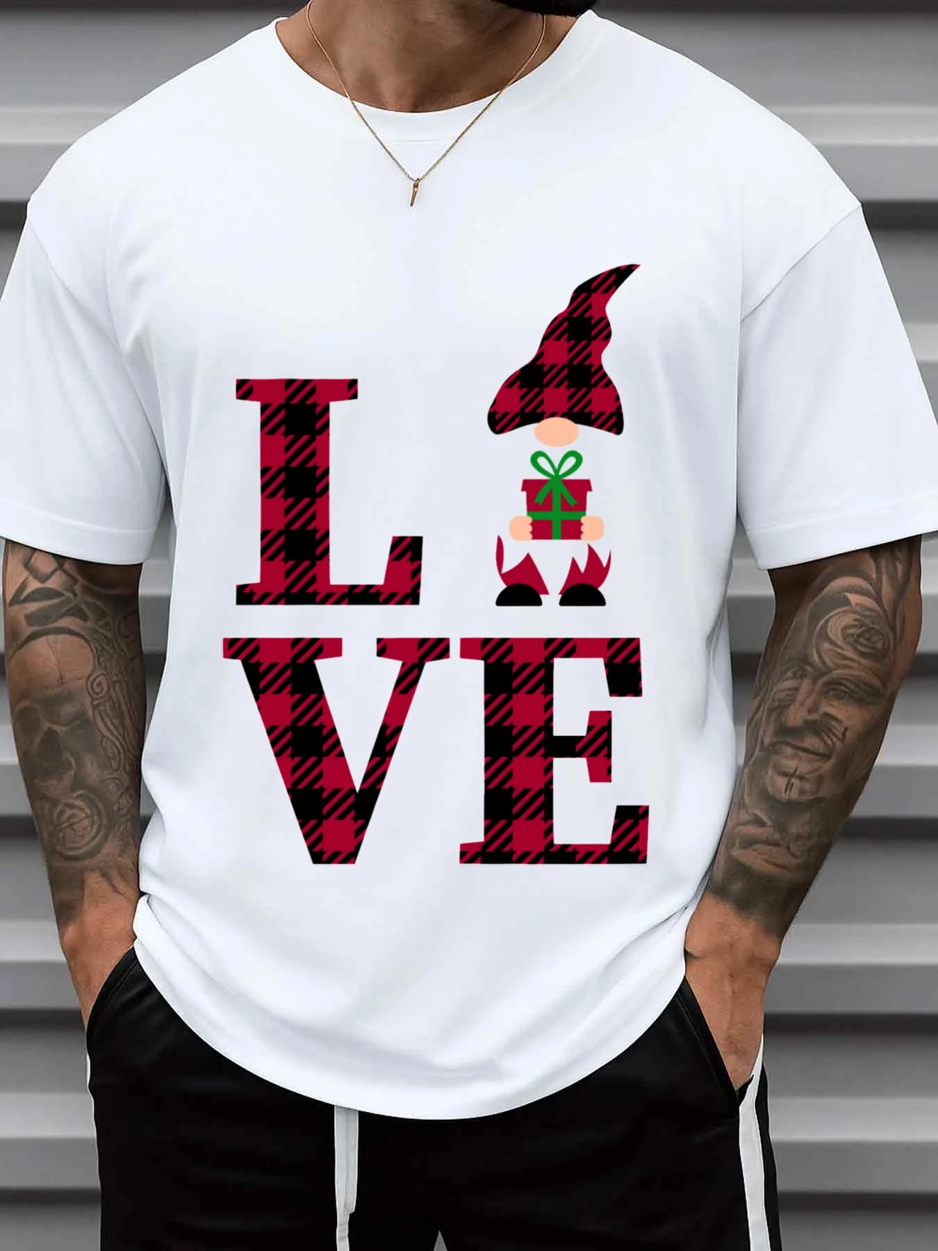 Men's Heart-Shaped Gnome Plaid Christmas T-Shirt, Pure White Short-Sleeved Casual Crew Neck Shirt, Gnome and Plaid Print Design - Christmas and New Year Holiday Gift, Everyday Casual Wear, Machine Washable, Comfortable for All Seasons