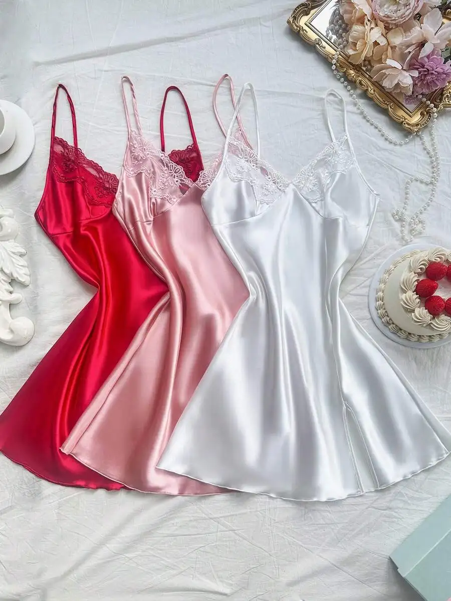 

Комплект из 3-х женских атласных пеньюаров с кружевной отделкой - красный, розовый, белый